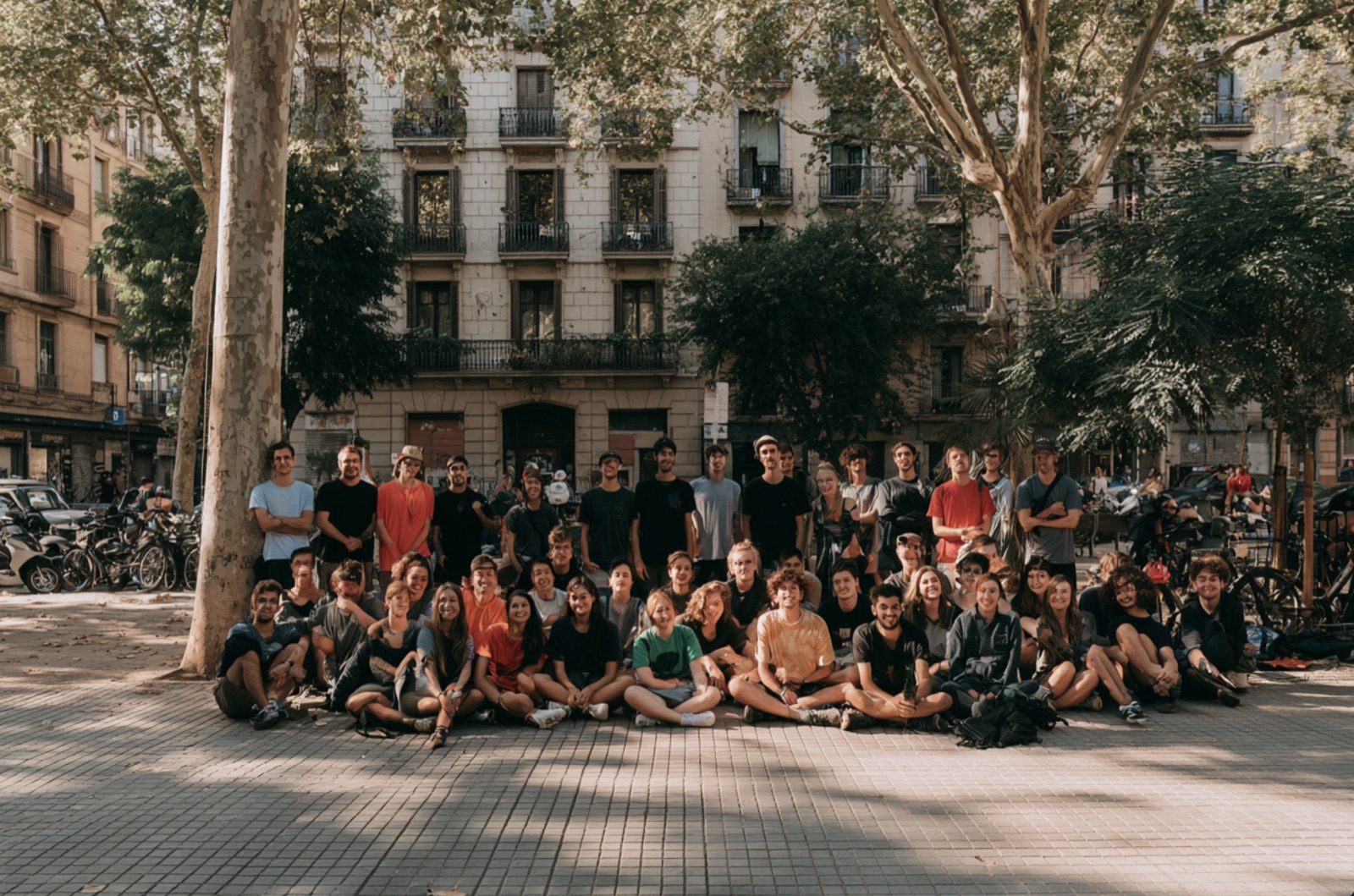 The whole school in the plaça